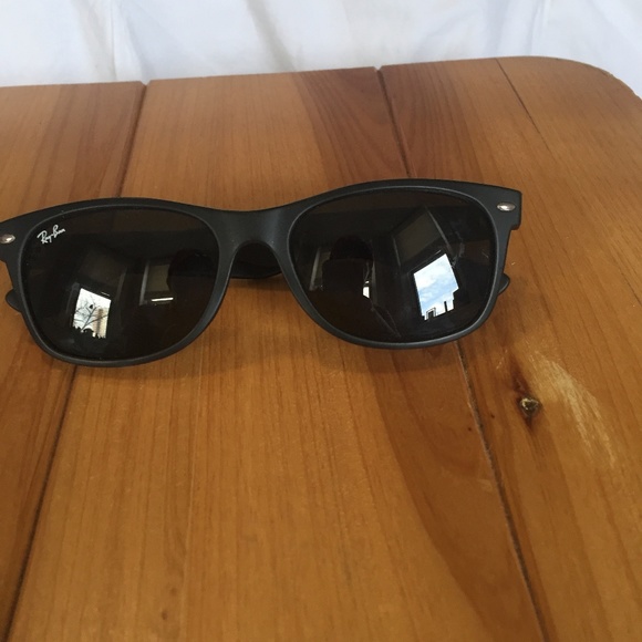 Ray-Ban matte black classic wayfarer sunglasses
